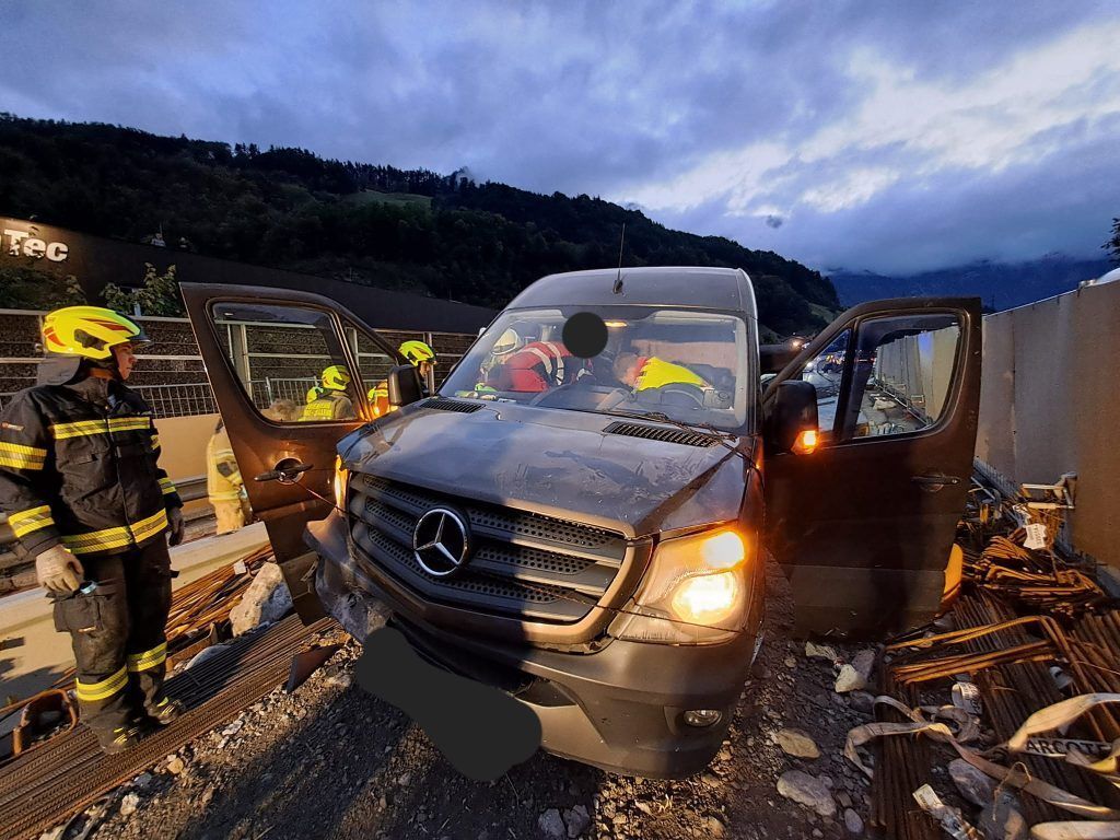 Kleinbus krachte in Baustelle