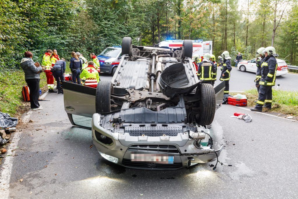 Pkw landete auf dem Dach