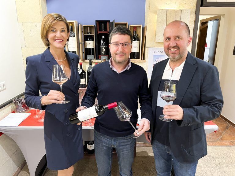Weinambassador Guillermo Planas (mi.) mit Beate und Manuel Espinoza luden zur Weindegustation in die Bodega Rioja
