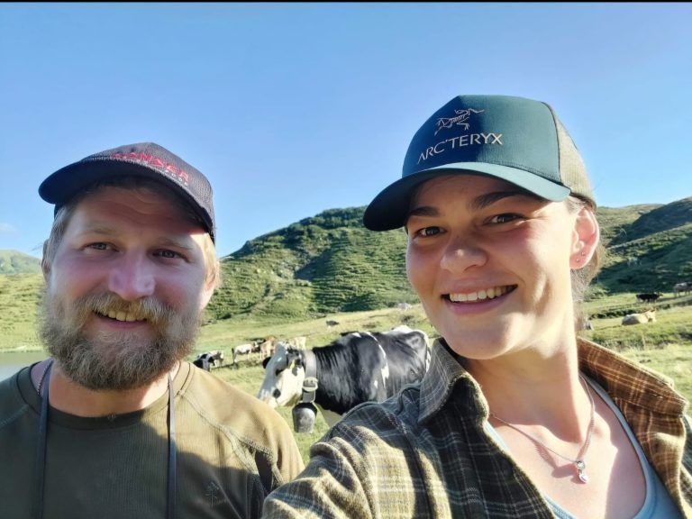 Glockendiebstahl Alpe Süns - Sünser Alpe in den Emser Alpen, Hirte Mario Muxel mit Frau Magdalena