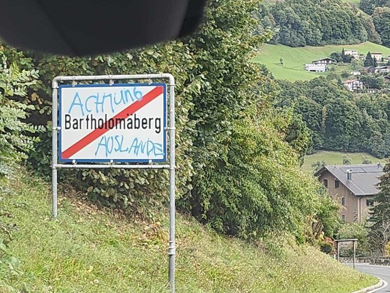 montafon NR wahl FPÖ Verkehrsschild Spray