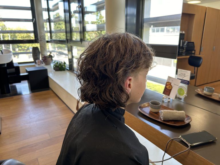 Haarspende, maischön; Haarspenderin Carla; Friseurin Katrin