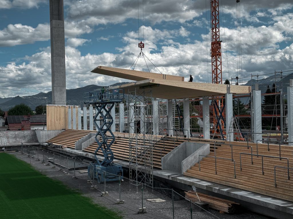 Hier schwebt das Dach auf die Südtribüne