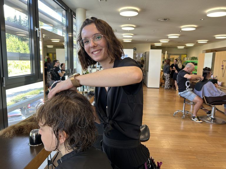 Haarspende, maischön; Haarspenderin Carla; Friseurin Katrin