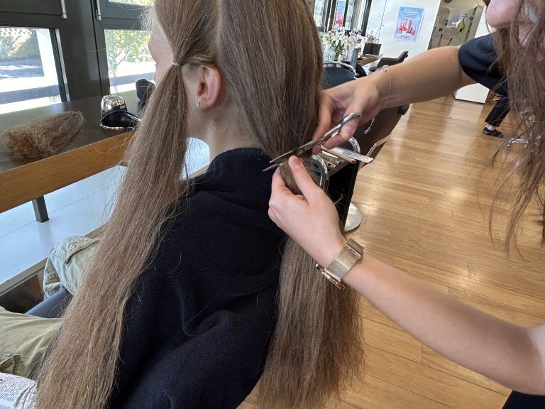 Haarspende, maischön; Haarspenderin Carla; Friseurin Katrin