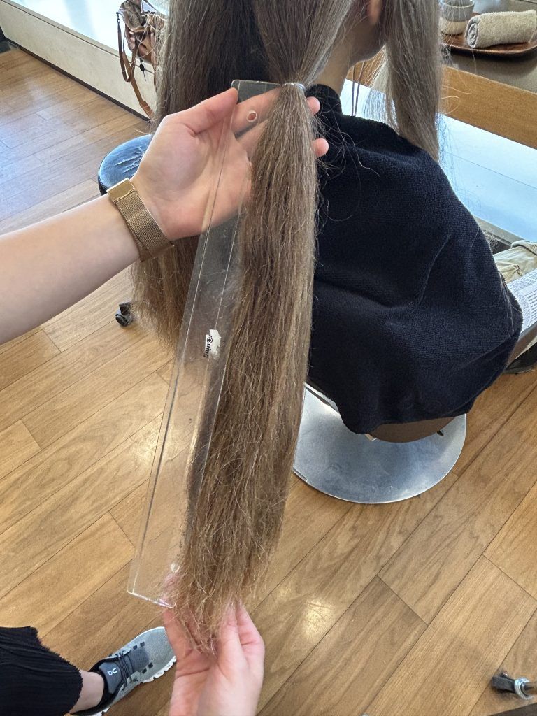 Haarspende, maischön; Haarspenderin Carla; Friseurin Katrin