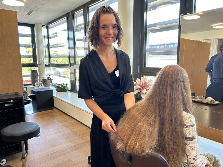 Haarspende, maischön; Haarspenderin Carla; Friseurin Katrin