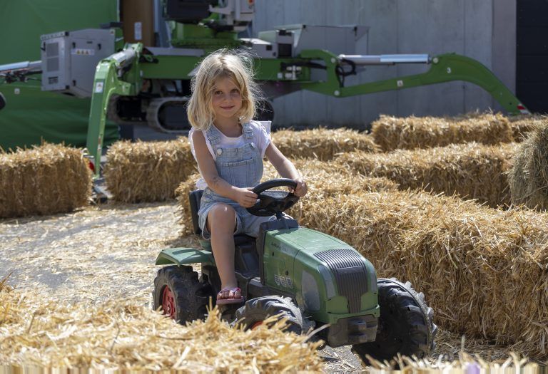 Traktor Oldtimer Ausstellung, Tiervorführungen i Tag der Landwirtschaft