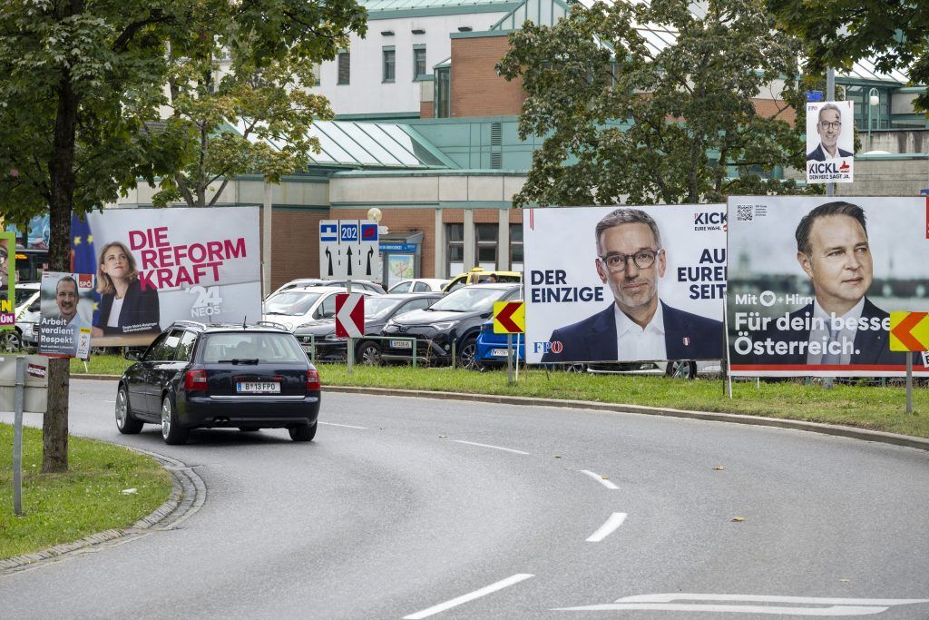 Expertin analysiert die Wahlplakate: &#8220;Keine Ahnung, wer beim Autofahren den QR-Code fotografiert&#8221;