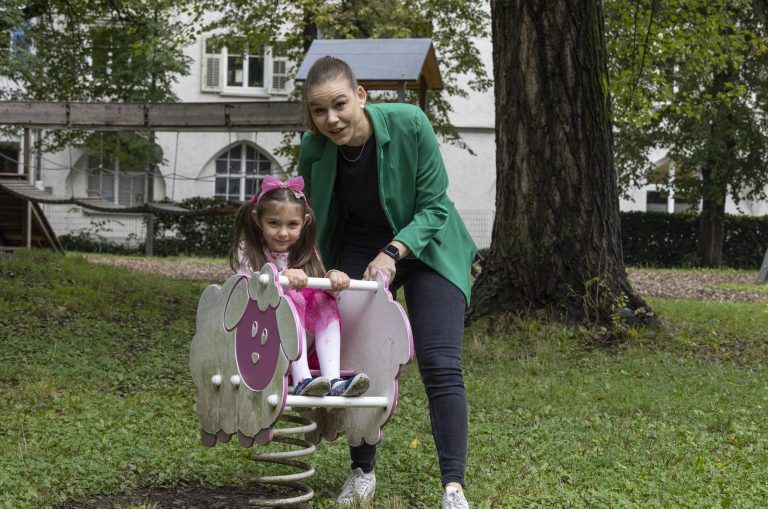 Ehrenamtliche im Familiendienst Julia Zambonin und ihr “Leihkind”