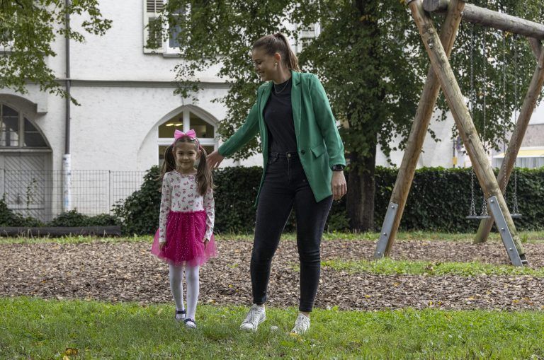 Ehrenamtliche im Familiendienst Julia Zambonin und ihr “Leihkind”