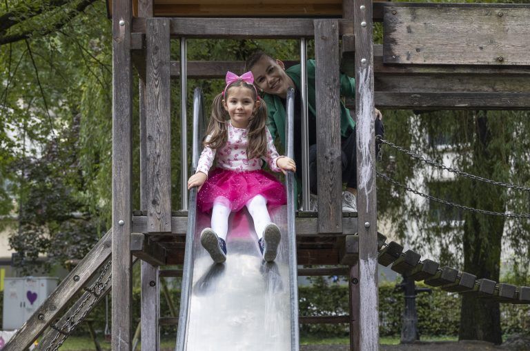 Ehrenamtliche im Familiendienst Julia Zambonin und ihr “Leihkind”