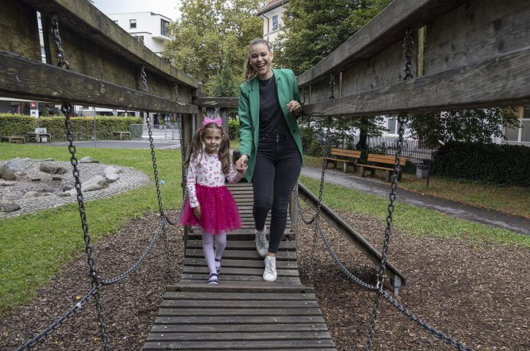 Ehrenamtliche im Familiendienst Julia Zambonin und ihr “Leihkind”