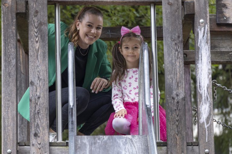 Ehrenamtliche im Familiendienst Julia Zambonin und ihr “Leihkind”