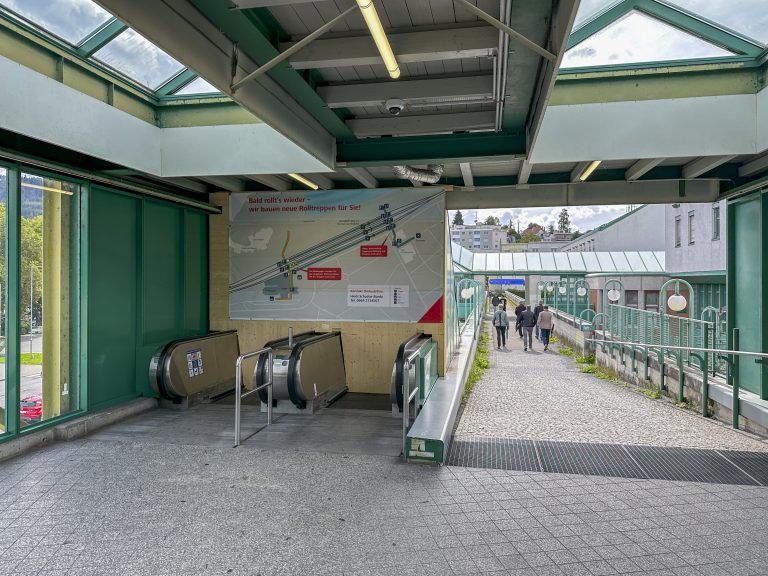 Bahnhof Bregenz kaputte Rolltreppen, mittlerweile mit Holztafeln verdeckt, die neuen werden erst im Frühling 2025 eingebaut