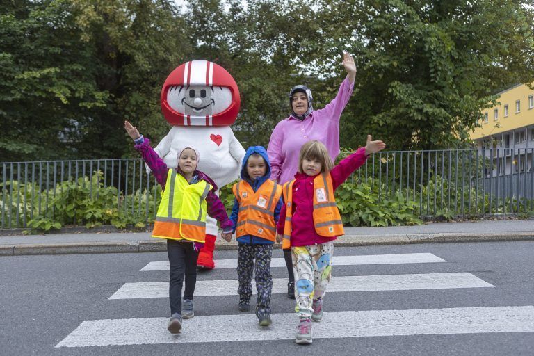 VN Warnwesten Übergabe Dornbirn Kindergarten am Wall VN Warnwestenübergabe + Sicherheitstipps