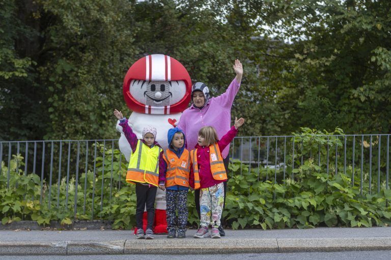 VN Warnwesten Übergabe Dornbirn Kindergarten am Wall VN Warnwestenübergabe + Sicherheitstipps