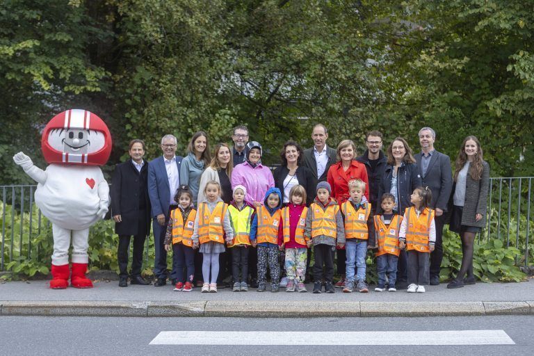 VN Warnwesten Übergabe Dornbirn Kindergarten am Wall VN Warnwestenübergabe + Sicherheitstipps
