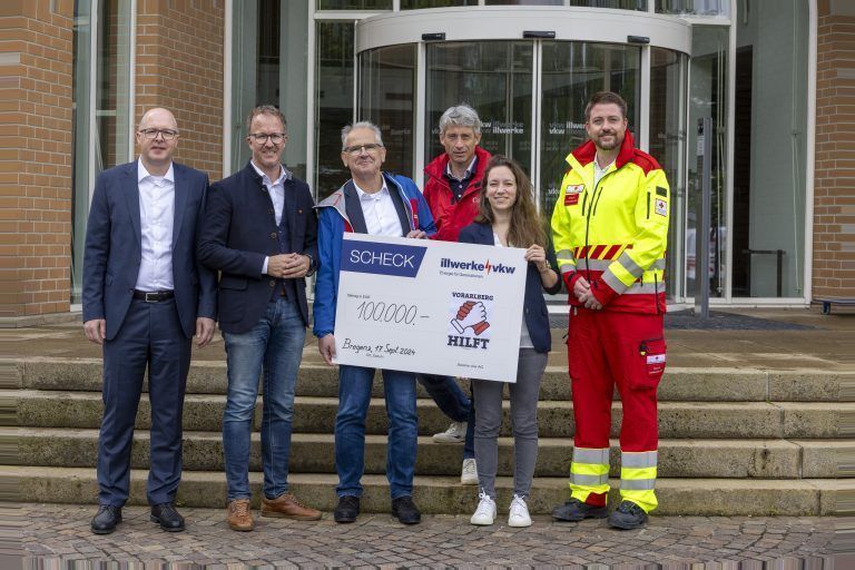 Illwerke VKW Scheckübergabe über 100.000 Euro an Vorarlberg hilft