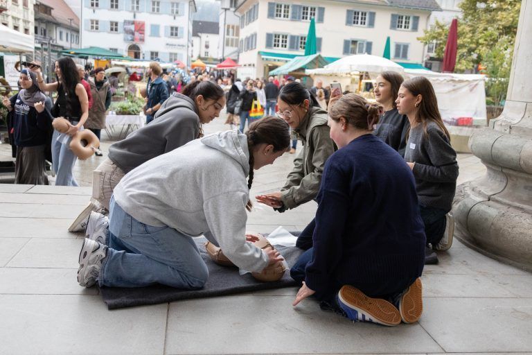 Dornbirn Marktplatz – Flashbo anlässlich des internationalen Tag der Reanimation. Henry Summit