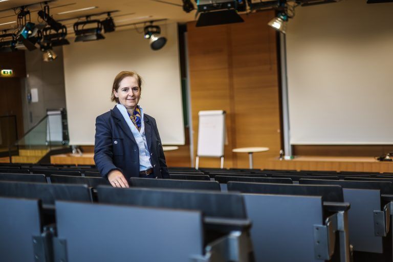 vdt, Regine Kadgien wird neue Rektorin der FH Vorarlberg. Benötige bitte Bilder von Regine Kadgien im Büro, Vorlesungssaal, vor der FH für eine “Vorarlbergerin des Tages”;