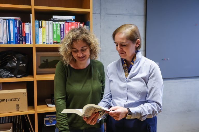 vdt, Regine Kadgien wird neue Rektorin der FH Vorarlberg. Benötige bitte Bilder von Regine Kadgien im Büro, Vorlesungssaal, vor der FH für eine “Vorarlbergerin des Tages”;