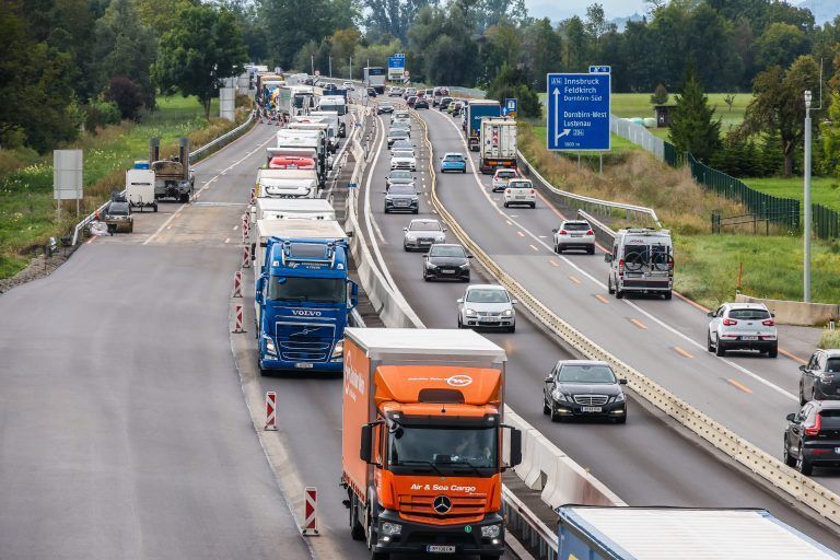 stau a14, baustelle von dornbirn west richtung dornbirn nord, gegen 12:00 uhr