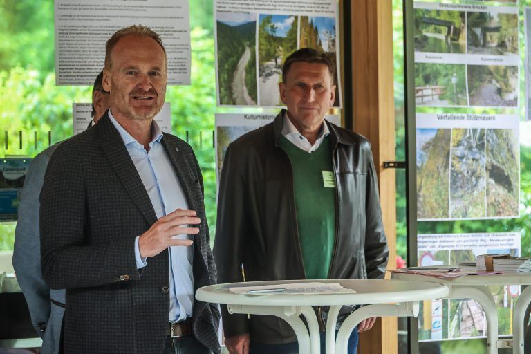 Unterschriften fr den Erhalt des Achtalweges, Achtalweg Freundeladen zu einer Pressekonferenz im Achtal mit vielen Untersttzern ab, um die Verantwortlichen zu konkreten Umsetzungsschritten aufzufordern. Moderator: Herr Alois Mtzler
