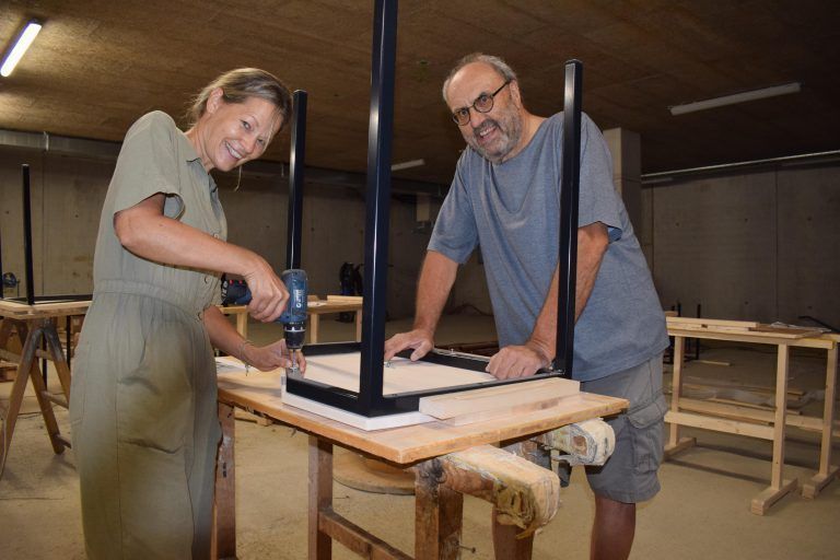 Hanno Metzler und Christiane Eberle beim Zusammenbau der Teile. - Hittisauer Schulen