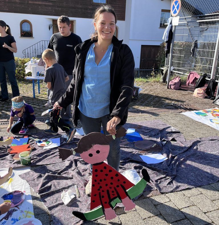 Mehr als 100 Eltern und Schülerinnen und Schüler waren bei dem Projekt dabei. - Gemeinsam für ein buntes Mittelfeld - Verschönerungsaktion VS Mittelfeld
