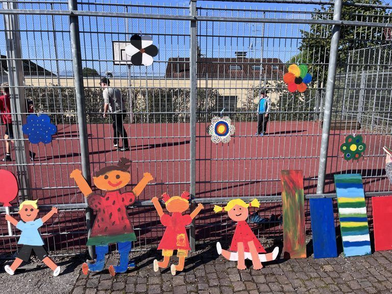 Bunt und kreativ erstrahlt das neue Schulgelände im Mittelfeld. - Gemeinsam für ein buntes Mittelfeld - Verschönerungsaktion VS Mittelfeld