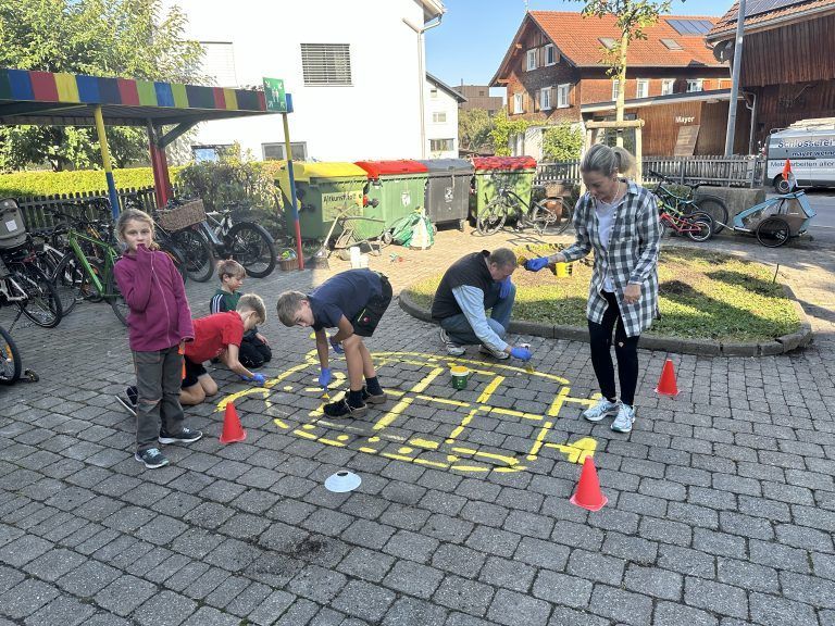 Ab sofort schmücken kunstvolle Kreationen den Schulhof. - Gemeinsam für ein buntes Mittelfeld - Verschönerungsaktion VS Mittelfeld