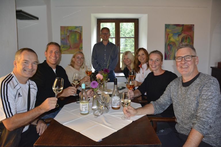 Göfner und Sulzer Fans - Pop-Up Heuriger auf Schloss Amberg