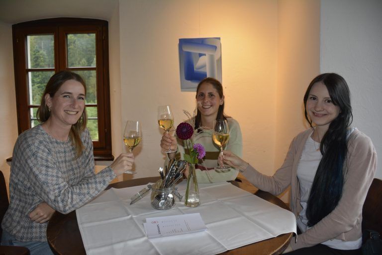 Jessica May, Olivia Tiefenthaler, Annika Pfingstl - Pop-Up Heuriger auf Schloss Amberg