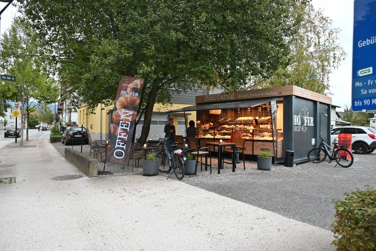 Gegenüber vom Vorkoster hat der Hoferbeck seinen Verkaufsladen aufgebaut. Ab heute ist er nur mehr hier zu finden. - Hoferbeck erstrahlt an neuem Standort - Hoferbeck erstrahlt an neuem Standort