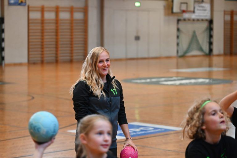 Den Kindern den Handballsport beizubringen, bereitet ihr Freude. - Das Erfolgsrezept ist Spaß zu haben - Das Erfolgsrezept ist Spaß zu haben