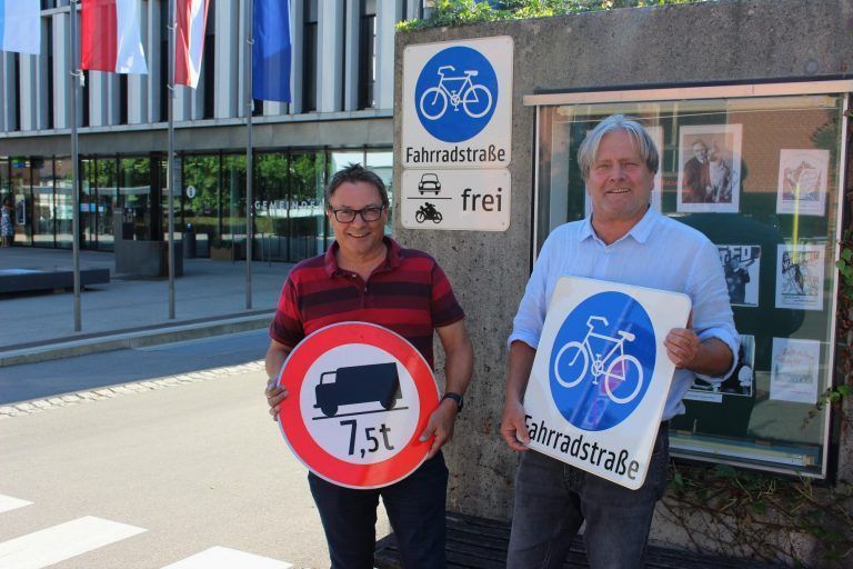 „Mehr Sicherheit auf unseren Straßen, mehr Lebensqualität in unserem Dorf“, so Bgm. Frank Matt und Vize-Bgm. Christophorus Schmid im Sinne der Aktion „30 km/h für ein lebenswertes Lochau“ in Verbindung mit der Ausweisung der „Fahrrad-Straßen“ und einer „7,5-Tonagen-Beschränkung“. BU 3 MARKIERUNGEN FIRMA: Tempo 30 statt 50: Viel Arbeit für die Straßenmarkierungsfirma Bartenbach aus Bürs im Rahmen der - Tempo 30 statt 50 – mein Beitrag zur Verkehrssicherheit in Lochau - Tempo 30 statt 50 – mein Beitrag zur Verkehrssicherheit in Lochau