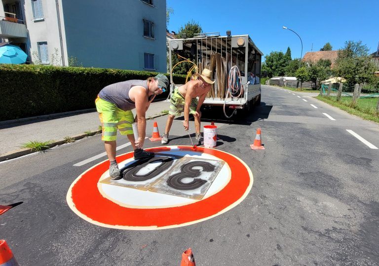 Tempo 30 statt 50: Viel Arbeit für die Straßenmarkierungsfirma Bartenbach aus Bürs im Rahmen der Verkehrsberuhigung auf den Lochauer Gemeindestraßen.m Lochauer Ortsgebiet. - Tempo 30 statt 50 – mein Beitrag zur Verkehrssicherheit in Lochau - Tempo 30 statt 50 – mein Beitrag zur Verkehrssicherheit in Lochau