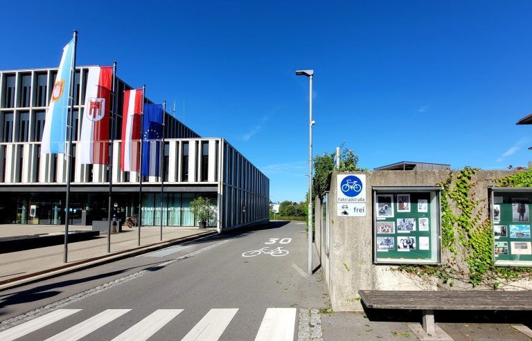 Fahrrad-Straße und Tempo 30 auf der Straße „Am Dorfplatz“. Autos und Motorräder frei. - Tempo 30 statt 50 – mein Beitrag zur Verkehrssicherheit in Lochau - Tempo 30 statt 50 – mein Beitrag zur Verkehrssicherheit in Lochau