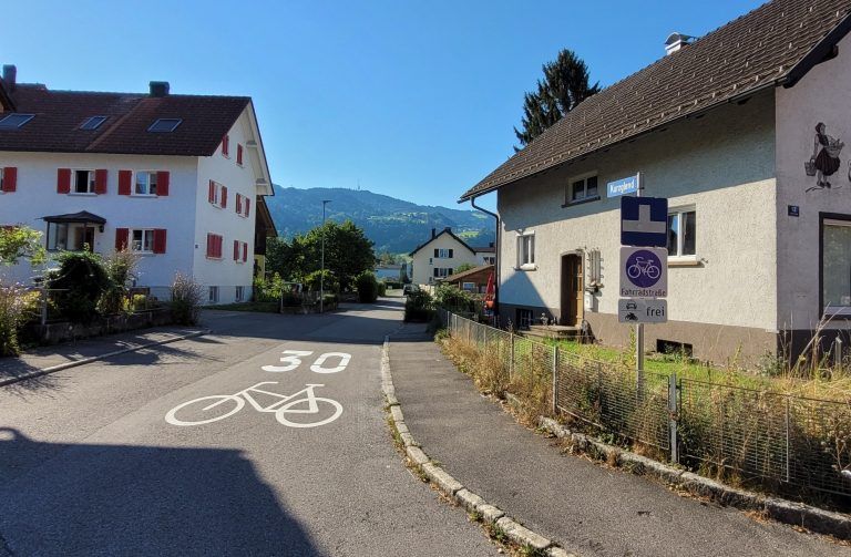 Fahrrad-Straße und Tempo 30 auf der Straße „Kurzglend“. Autos und Motorräder frei. - Tempo 30 statt 50 – mein Beitrag zur Verkehrssicherheit in Lochau - Tempo 30 statt 50 – mein Beitrag zur Verkehrssicherheit in Lochau