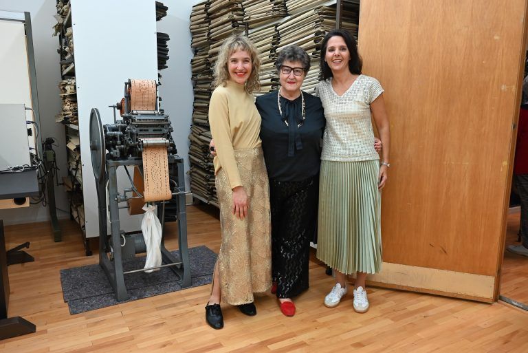 Daniela Fetz-Mages (Leitung S-MAK), Selma Grabher (Obfrau) und Silke Hagen (Stv. Obfrau) freuten sich über das große Interesse bei der Eröffnung. - Ein würdiger Ort für Lustenaus Handwerk - Ein würdiger Ort für Lustenaus Handwerk
