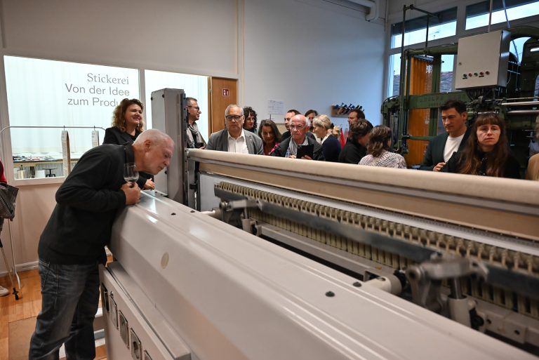 Interessiert begutachteten die Gäste die funktonstüchtigen Stickmaschinen. - Ein würdiger Ort für Lustenaus Handwerk - Ein würdiger Ort für Lustenaus Handwerk
