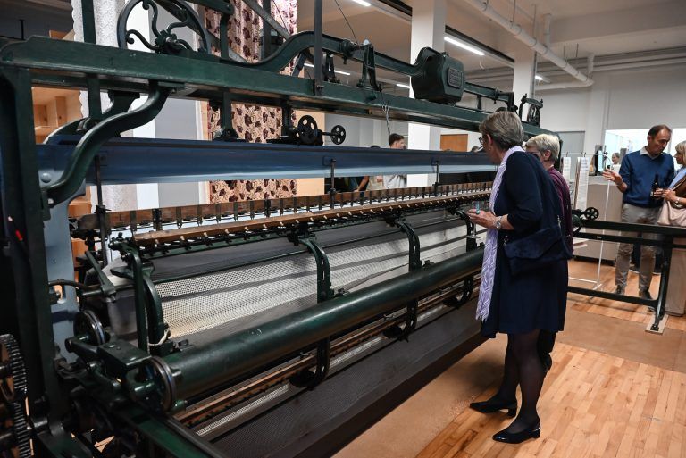Die Handstickmaschine ist ein besonderes Schmuckstück in der Ausstellung. - Ein würdiger Ort für Lustenaus Handwerk - Ein würdiger Ort für Lustenaus Handwerk