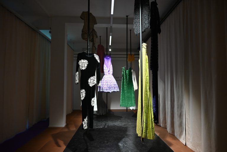 Die erste Wechselausstellung stammt von Larissa Kramarek, die die Macht der Mode thematisiert. - Ein würdiger Ort für Lustenaus Handwerk - Ein würdiger Ort für Lustenaus Handwerk