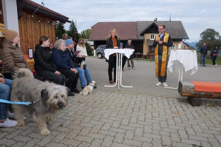 Feierlich wurde die Tiersegnung vor dem Gurtiser Lädele begangen. - Feierliche Tiersegnung in Gurtis - Tiersegnung