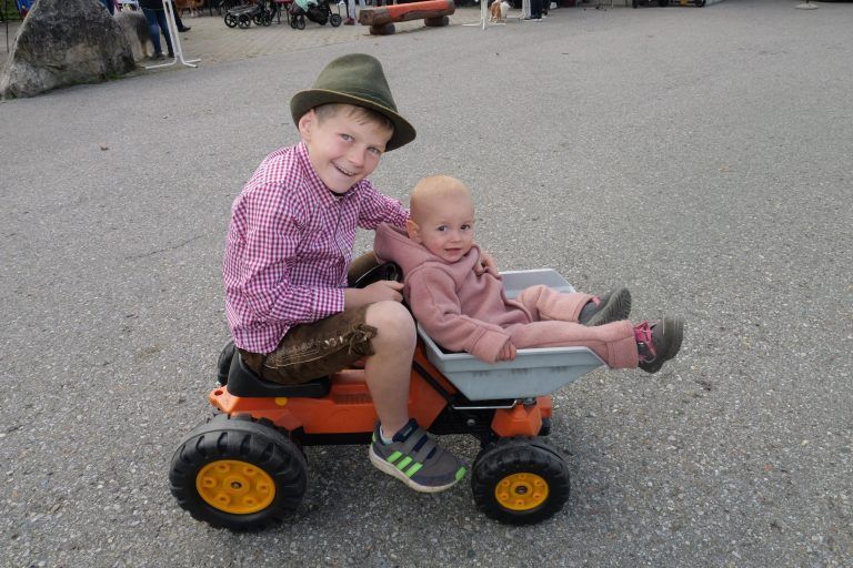 Luca und Harmony hatten viel Spaß bei einer Runde Traktor fahren. - Feierliche Tiersegnung in Gurtis - Tiersegnung
