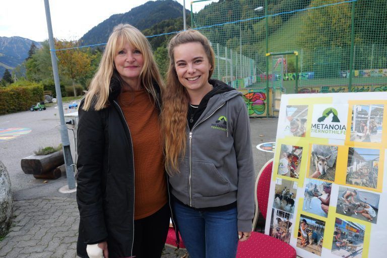 Pfarrgemeinderätin Jaqueline Maier und Tanja Gassner von der Tiernothilfe „Metanoia“. - Feierliche Tiersegnung in Gurtis - Tiersegnung