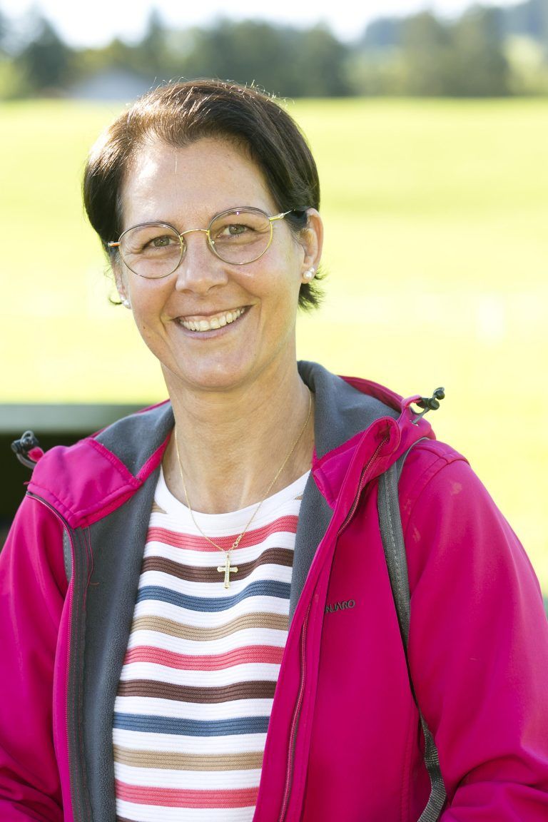 Von der Schule mit Bewegung in die Natur: Auch Direktorin Sandra Kassar (Volksschule Buch) zeigt sich von der nachhaltigen Initiative „rund ums Korn“ sehr angetan. - Kornprojekt Volksschule Buch