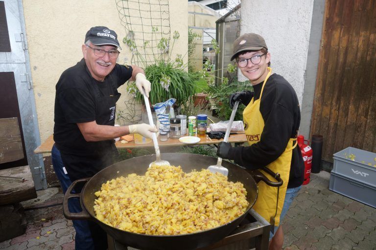 Otto Lederle und Simon Decker rührten die Gröstl-Pfanne an. - Hof- und Kartoffelfest bei Tschabruns - Hoffest, Tschabrun