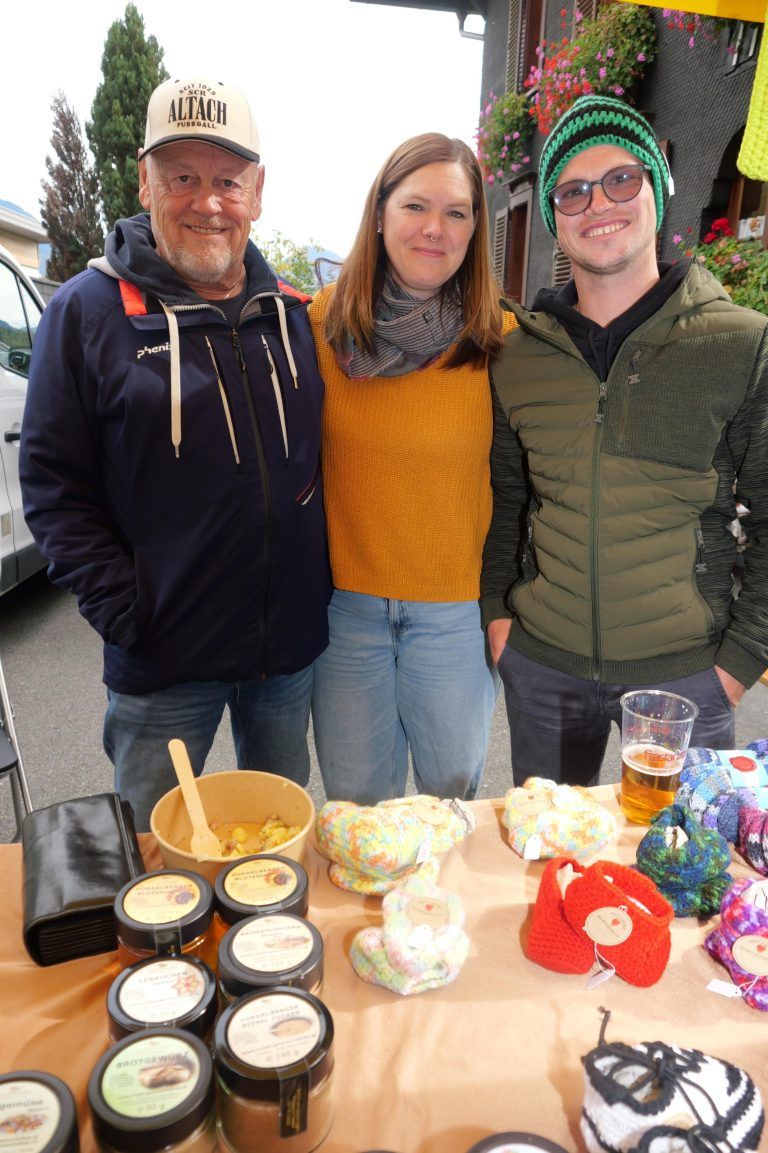 Armin, Anja und Marco von Anjas Gewürzeshop lockten mit Gewürzkreationen. - Hof- und Kartoffelfest bei Tschabruns - Hoffest, Tschabrun